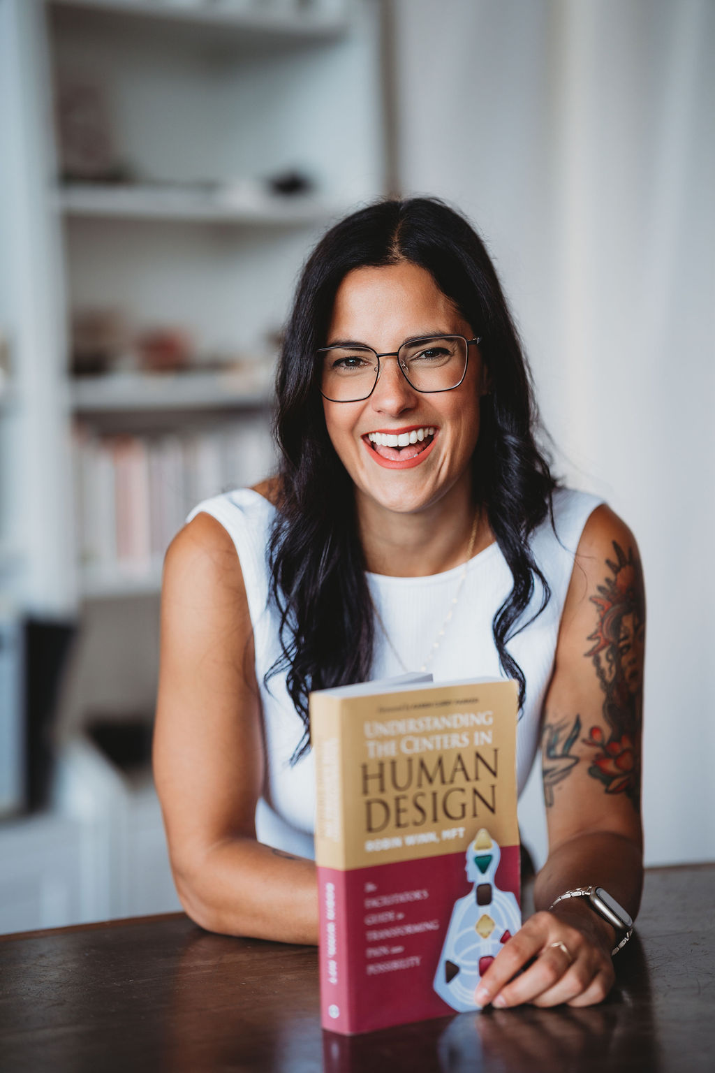 Personne travaillant sur son ordinateur avec détermination